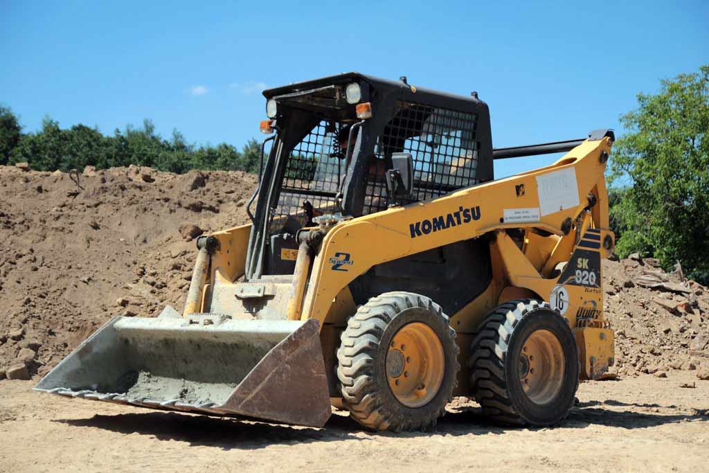 Nakladač Komatsu SK20 - profesionálny stavebný stroj