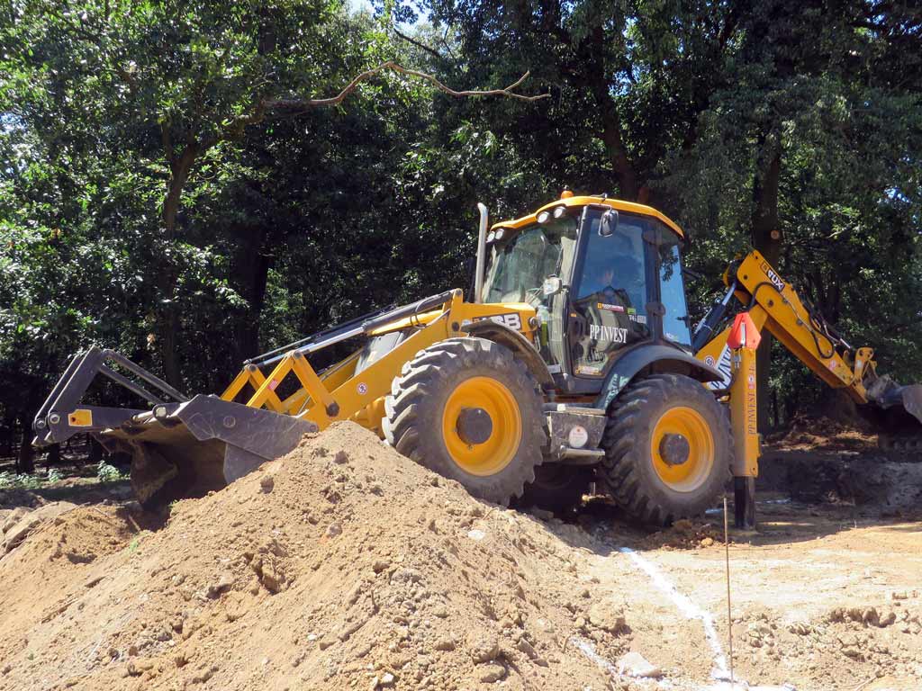 Rypadlo-nakladač JCB 4CX - všestranný stavebný stroj